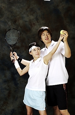 포토 JPG 스튜디오촬영 웰빙 커플 여자 남자 스포츠 포즈 레저 운동선수 건강 사람 두명 레포츠 운동 구기 테니스 라켓 테니스라켓 스쿼시라켓 테니스공 테니스선수 국내포토 스포츠용품 공 관계 실내 테니스용품 파일형식
