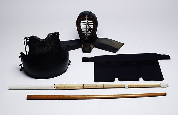 포토 JPG 스튜디오촬영 스포츠용품 스포츠 사람없음 운동 운동기구 장비 막대기 보호장비 검도 죽도 검도용품 대검 국내포토 투구모자 무기 실내 건강 헬스 격투기 검 오브젝트 파일형식