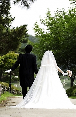 포토 JPG 주간 전신 커플 여자 남자 신부 한쌍 부케 웨딩드레스 포즈 신랑 결혼 서기 사람 정장 턱시도 야외 두명 뒷모습 사진촬영 국내포토 자연요소 드레스 옷 뷰포인트 꽃다발 관계 모션 이벤트 촬영 파일형식