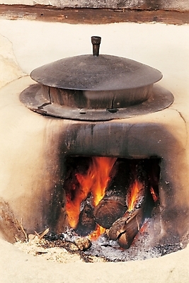 포토 주간 한국문화 생활용품 주방용품 불 사람없음 야외 세로 가마솥 솥 아궁이 오브젝트 무쇠솥 국내포토 자연요소 동양문화 한국 파일형식