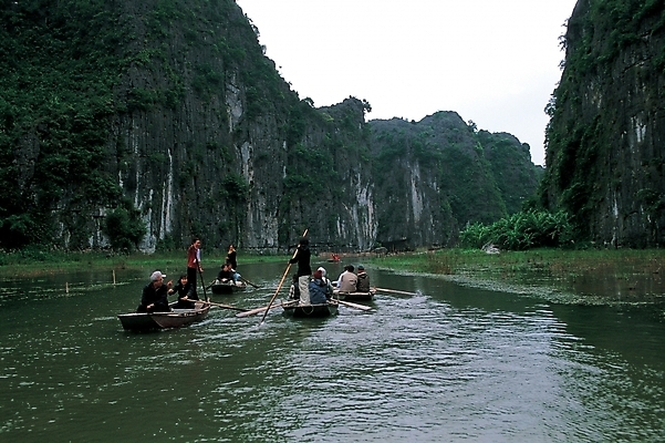 포토 주간 해외풍경 아시아 교통수단 외국문화 여행 수상교통 산 풍경 야외 가로 강 베트남 베트남문화 선박 국내포토 자연요소 동양문화 해외 나라 문화 교통 동남아시아 파일형식