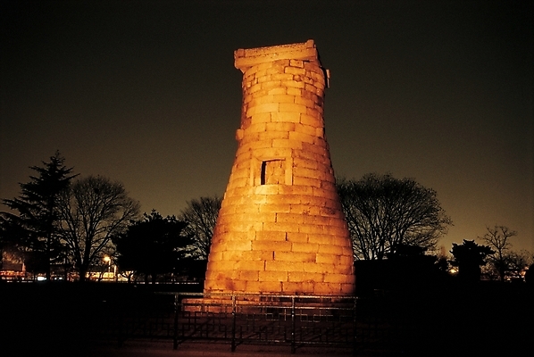 포토 한국문화 한국전통 시설물 건축 외국문화 고건축 야경 유적 한국건축 유물 사람없음 야외 가로 동양건축 문화재 경주 저녁 국보 첨성대 천문관측대 국내포토 동양문화 전통 건축물 문화 한국 경주_경상북도 야간 경상북도 관측대 파일형식 동양 풍경_경치