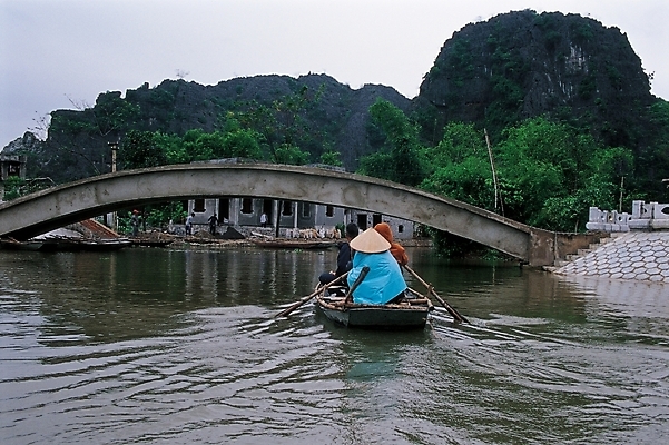 포토 주간 해외풍경 아시아 교통수단 외국문화 여행 수상교통 산 동양인 풍경 야외 가로 강 베트남 베트남문화 선박 국내포토 자연요소 동양문화 해외 나라 문화 교통 인종 동남아시아 파일형식