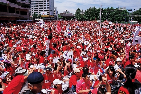 포토 주간 다수 응원 거리 한국 사람 동양인 여러명 야외 가로 군중 태극기 붉은악마 응원단 월드싸커 국내포토 자연요소 아시아 스포츠 인종 국기 파일형식