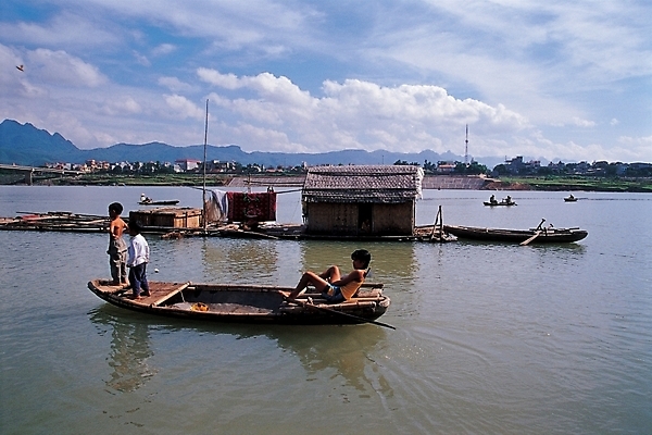 포토 주간 아시아 어린이 교통수단 외국문화 여행 수상교통 사람 동양인 풍경 야외 가로 강 베트남 수상가옥 베트남문화 선박 어린이만 국내포토 자연요소 동양문화 나라 문화 교통 주택 인종 동남아시아 파일형식