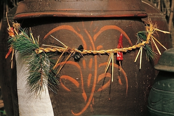 포토 주간 한국문화 한국전통 전통문화 문화 생활용품 사람없음 야외 가로 항아리 오브젝트 무속 금줄 미신 국내포토 자연요소 동양문화 전통 줄 한국 도자기 파일형식