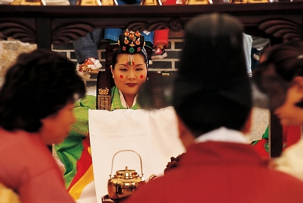 포토 주간 한국문화 한국전통 여자 남자 신부 결혼 사람 여러명 야외 가로 한국인 전통의상 한복 전통의례 전통혼례 각시 연지곤지 국내포토 자연요소 동양문화 전통 다수 한국 동양인 이벤트 파일형식