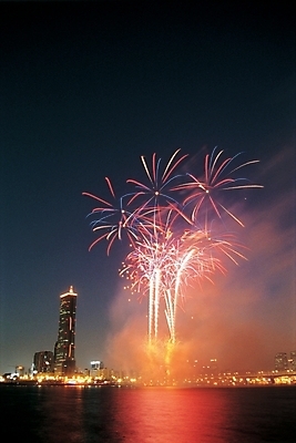 포토 야경 자연현상 불 서울 한국 불꽃놀이 사람없음 야외 세로 빛 강 도시풍경 축제 도시 한강 63빌딩 국내포토 자연요소 아시아 자연 놀이 풍경 빌딩 야간 랜드마크 파일형식 풍경_경치