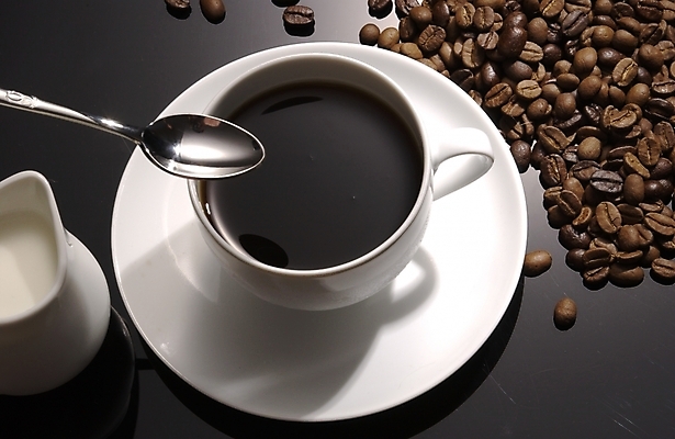 포토 JPG 커피 음식 백그라운드 실내 사람없음 우유 원두 커피잔 티스푼 프림 국내포토 음료 잔 유제품 내부 숟가락 파일형식