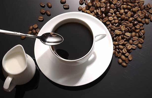 포토 JPG 커피 음식 백그라운드 실내 사람없음 우유 원두 커피잔 티스푼 프림 국내포토 음료 잔 유제품 내부 숟가락 파일형식