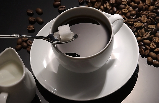 포토 JPG 커피 음식 백그라운드 실내 근접촬영 사람없음 우유 원두 커피잔 티스푼 각설탕 프림 국내포토 음료 뷰포인트 잔 유제품 내부 숟가락 설탕 파일형식