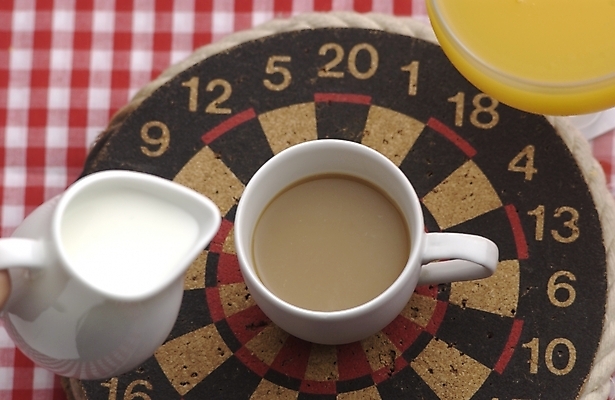 포토 JPG 커피 음식 백그라운드 실내 사람없음 주스 우유 커피잔 다트판 다트 프림 국내포토 음료 잔 유제품 내부 게임 파일형식