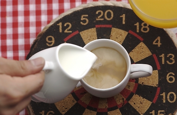 포토 JPG 커피 음식 백그라운드 실내 사람없음 우유 커피잔 다트판 다트 프림 국내포토 음료 잔 유제품 내부 게임 파일형식