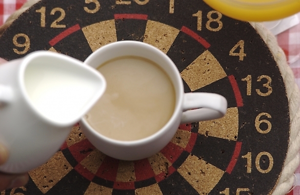 포토 JPG 커피 음식 백그라운드 실내 사람없음 우유 커피잔 다트판 다트 프림 국내포토 음료 잔 유제품 내부 게임 파일형식