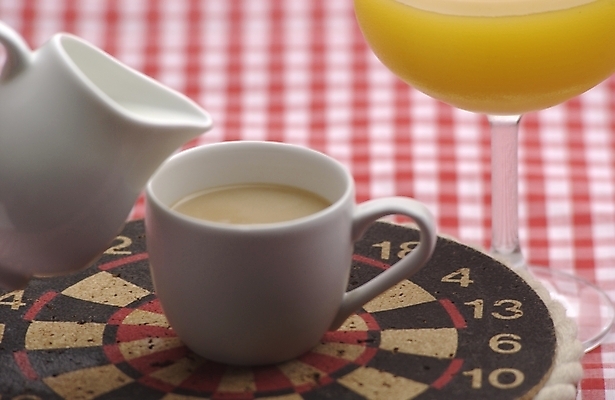 포토 JPG 커피 음식 백그라운드 실내 사람없음 주스 우유 오렌지주스 커피잔 다트판 다트 프림 국내포토 음료 잔 유제품 내부 게임 과일주스 파일형식