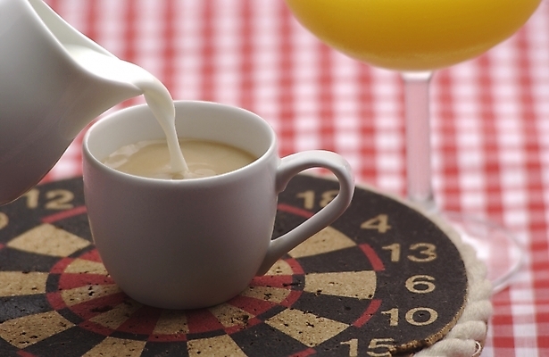 포토 JPG 커피 음식 백그라운드 실내 사람없음 주스 우유 오렌지주스 커피잔 다트판 다트 프림 국내포토 음료 잔 유제품 내부 게임 과일주스 파일형식