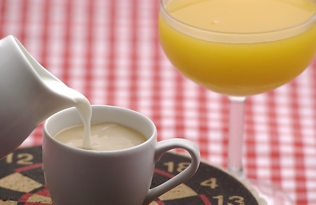 포토 JPG 커피 음식 백그라운드 실내 사람없음 주스 우유 오렌지주스 커피잔 다트판 다트 프림 국내포토 음료 잔 유제품 내부 게임 과일주스 파일형식