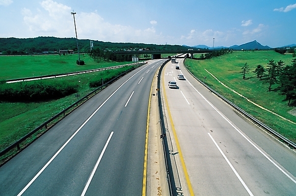 포토 JPG 주간 나무 식물 구름 시설물 현대건축 건축 도로 길 육상교통 교통수단 교통 난간 교통시설 자동차 자연 하늘 산 버스 풍경 사람없음 야외 울타리 원근감 차도 고속도로 아스팔트 여러대 가교 차선_도로 국내포토 자연요소 건축물 뷰포인트 다수 대중교통 담장 시설 생태계 파일형식