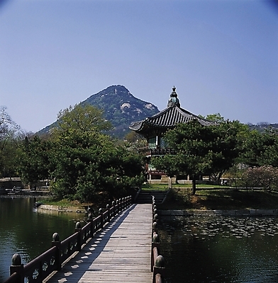 포토 JPG 주간 나무 식물 한국문화 한국전통 시설물 건축 나라 아시아 전통문화 길 호수 고건축 한국건축 교통시설 자연 하늘 산 그림자 사람없음 야외 계단 동양건축 궁전 문화재 연못 정자 경복궁 나무다리 향원정 가교 지명 국내포토 자연요소 동양문화 전통 건축물 문화 교통 한국 다리_건축물 시설 생태계 누각 파일형식 동양