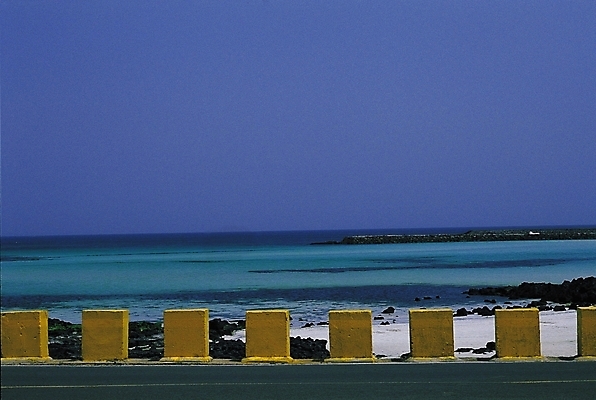 포토 JPG 주간 시설물 현대건축 건축 도로 길 바다 자연 하늘 풍경 해변 사람없음 야외 국내포토 자연요소 건축물 교통시설 생태계 파일형식