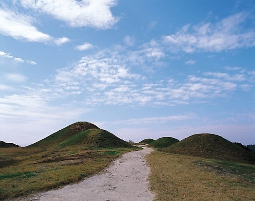 포토 JPG 주간 구름 길 자연 하늘 풍경 사람없음 야외 산책로 원근감 무덤 언덕 등산로 언덕길 국내포토 자연요소 뷰포인트 등산 생태계 파일형식