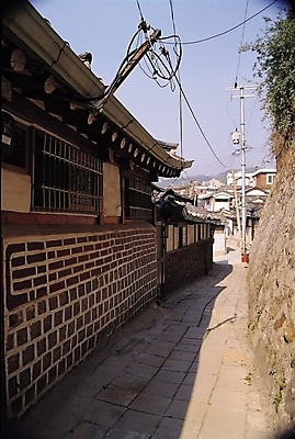 포토 JPG 주간 한국문화 한국전통 시설물 현대건축 건축 도로 길 고건축 한국건축 창문 한옥 주택 기와집 그림자 사람없음 야외 건물 담장 마을 원근감 전선 골목길 전봇대 주택가 창살 방범창 쇠창살 국내포토 자연요소 동양문화 전통 건축물 공공시설 뷰포인트 교통시설 한국 파일형식