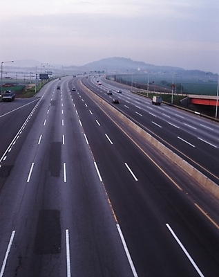 포토 JPG 주간 구름 시설물 현대건축 건축 도로 길 육상교통 교통수단 교통 가로등 교통시설 자동차 자연 하늘 산 풍경 초원 사람없음 야외 원근감 트럭 고속도로 여러대 갓길 차선_도로 국내포토 자연요소 건축물 공공시설 뷰포인트 다수 시설 생태계 파일형식