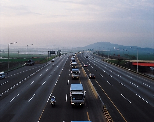 포토 JPG 주간 구름 산업 도로 길 육상교통 교통수단 가로등 교통시설 자동차 하늘 산 초원 야외 두명 원근감 트럭 오토바이 운송업 고속도로 경찰 여러대 갓길 차선_도로 국내포토 자연요소 직업 공공시설 뷰포인트 다수 교통 사람 바이크 시설 파일형식