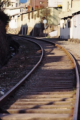 포토 JPG 주간 시설물 현대건축 건축 도로 길 교통시설 그림자 사람없음 야외 건물 아웃포커스 마을 기찻길 원근감 커브길 철도의날 국내포토 자연요소 건축물 뷰포인트 교통 촬영기법 시설 파일형식 법정기념일