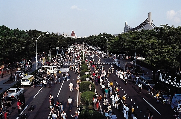 포토 JPG 주간 나무 식물 해외풍경 해외 여자 남자 아시아 도로 길 육상교통 교통수단 외국문화 교통 가로등 자동차 자연 사람 풍경 이벤트 여러명 야외 건물 도시풍경 축제 공연 차도 트럭 도시 보행자 횡단보도 군중 신호등 승합차 구경 가로수 여러대 관람 거리공연 차선_도로 국내포토 자연요소 건축물 공공시설 나라 문화 다수 교통시설 승용차 보행로 생태계 파일형식