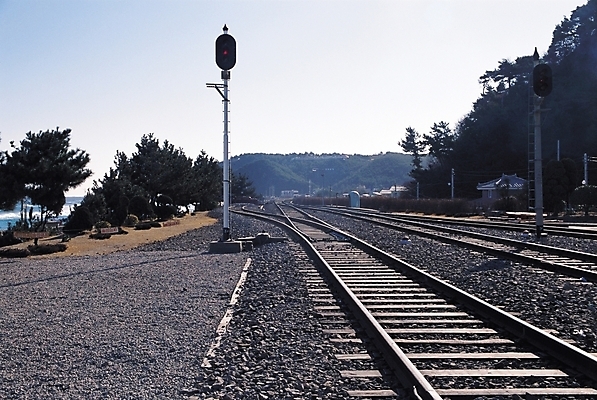 포토 JPG 주간 나무 식물 시설물 현대건축 건축 길 바다 교통시설 하늘 산 사람없음 야외 건물 기찻길 원근감 표지판 신호등 철도의날 국내포토 자연요소 건축물 뷰포인트 교통 알림판 시설 파일형식 법정기념일