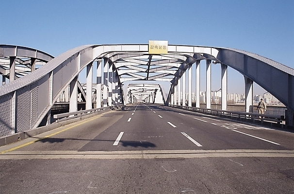 포토 JPG 주간 시설물 현대건축 건축 나라 도로 길 가로등 난간 교통시설 자연 아파트 서울 한국 그림자 한명 풍경 빌딩 야외 건물 도시풍경 원근감 도시 아스팔트 동작대교 가교 지명 차선_도로 국내포토 자연요소 1 건축물 공공시설 아시아 뷰포인트 교통 주택 사람 다리_건축물 시설 생태계 파일형식