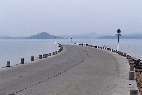 포토 JPG 주간 도로 길 바다 섬 하늘 산 풍경 사람없음 야외 원근감 도로표지판 국내포토 자연요소 뷰포인트 교통시설 표지판 파일형식
