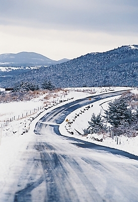 포토 JPG 주간 나무 식물 시설물 계절 현대건축 건축 도로 길 설경 겨울 교통시설 자연 하늘 산 풍경 사람없음 야외 원근감 눈 숲 도로표지판 내리막 국내포토 자연요소 건축물 뷰포인트 교통 날씨 표지판 시설 생태계 파일형식