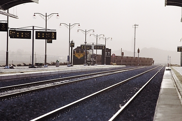 포토 JPG 주간 시설물 현대건축 건축 길 육상교통 교통수단 교통 가로등 의자 교통시설 산 대중교통 사람없음 야외 기찻길 원근감 기차 쓰레기통 표지판 신호등 플랫폼 전봇대 기차역 철도의날 국내포토 자연요소 건축물 공공시설 뷰포인트 가구 알림판 역 시설 파일형식 법정기념일