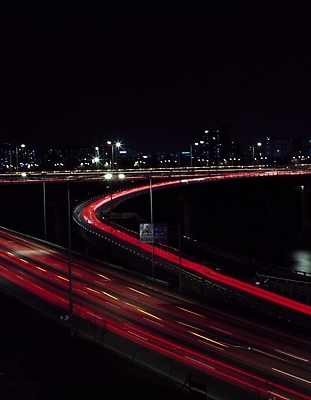 포토 JPG 나라 아시아 도로 길 야경 가로등 자연 아파트 서울 한국 빌딩 사람없음 야외 건물 빛 도시풍경 어둠 도시 고가도로 저녁 속도 도로표지판 지명 국내포토 건축물 공공시설 교통시설 주택 풍경 표지판 고속도로 야간 생태계 파일형식 풍경_경치