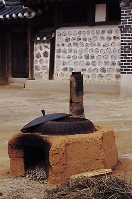 포토 JPG 주간 한국문화 한국전통 전통 전통문화 문화 생활용품 고건축 한국건축 주방용품 주택 기와 굴뚝 기와집 사람없음 야외 문 정원 오픈 볏짚 가마솥 솥 아궁이 장작 부뚜막 솥뚜껑 국내포토 자연요소 동양문화 건축물 건축 한옥 한국 건물 짚 오브젝트 파일형식