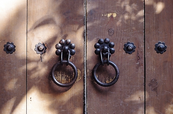 포토 JPG 주간 한국문화 한국전통 전통 시설물 현대건축 건축 전통문화 문화 고건축 한국건축 손잡이 그림자 사람없음 야외 햇빛 문 건축부분 고리 대문 전통문 문고리 나무문 국내포토 자연요소 동양문화 건축물 한국 목재 태양 파일형식