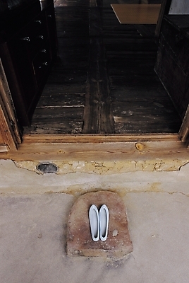 포토 JPG 한국문화 한국전통 전통 잡화 전통문화 문화 신발 고건축 장신구 출입구 사람없음 마루 대청 전통의상 고무신 한켤레 디딤돌 문지방 국내포토 1 동양문화 건축물 한옥 바닥 한국 문 돌_바위 파일형식