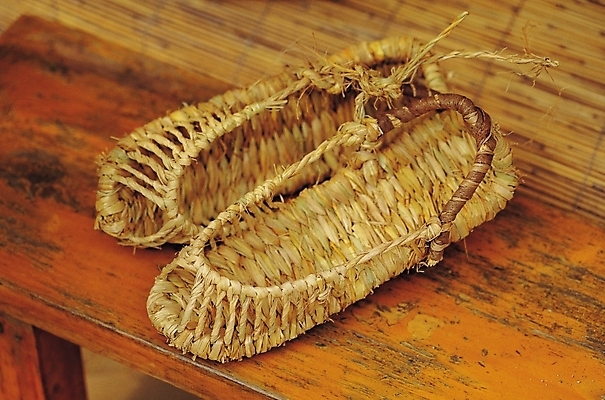 포토 JPG 한국문화 한국전통 전통 잡화 전통문화 문화 신발 장신구 전통소품 사람없음 아웃포커스 전통의상 한복 공예 공예품 전통공예 한켤레 민속공예 짚신 짚공예 국내포토 1 동양문화 한국 촬영기법 취미 오브젝트 파일형식