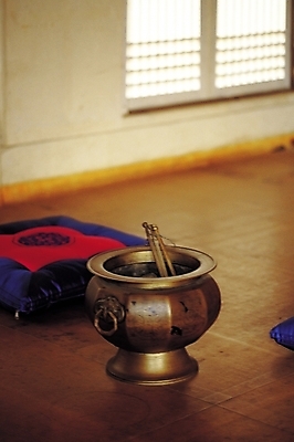 포토 JPG 한국문화 한국전통 전통 전통문화 문화 생활용품 고건축 유물 주택 실내 방석 사람없음 내부 아웃포커스 문 방 향 방문 화로 창호문 전통방 향로_분향 국내포토 동양문화 그릇 건축물 한국 촬영기법 건물 오브젝트 파일형식