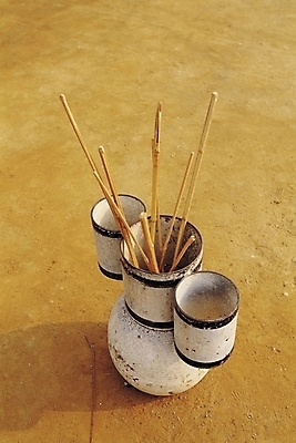 포토 JPG 주간 한국문화 한국전통 전통 전통문화 문화 놀이 화살 전통소품 사람없음 야외 놀이용품 전통놀이 항아리 투호 투호놀이 국내포토 자연요소 동양문화 한국 도자기 오브젝트 파일형식