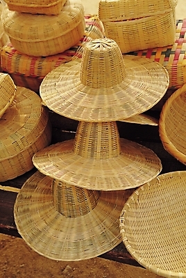 포토 JPG 주간 모자 한국문화 한국전통 전통 잡화 전통문화 문화 생활용품 장신구 전통소품 사람없음 야외 바구니 소쿠리 광주리 전통의상 공예 공예품 전통공예 갓 민속공예 짚공예 국내포토 갓모자 자연요소 모자_잡화 동양문화 한국 취미 오브젝트 파일형식
