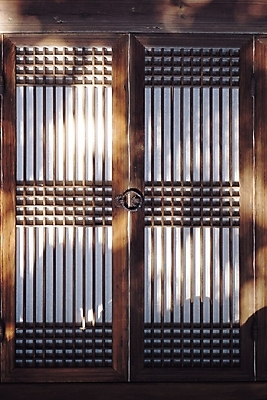 포토 JPG 주간 한국문화 한국전통 전통 시설물 현대건축 건축 전통문화 문화 백그라운드 고건축 패턴 한국건축 손잡이 사람없음 야외 햇빛 문 건축부분 고리 문살 격자 문살무늬 전통문 창호문 창호지 국내포토 자연요소 동양문화 건축물 종이 무늬 한국 태양 파일형식