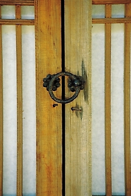 포토 JPG 한국문화 한국전통 전통 시설물 현대건축 건축 전통문화 문화 고건축 패턴 한국건축 손잡이 사람없음 문 건축부분 고리 문살 격자 문살무늬 전통문 문고리 창호문 창호지 국내포토 동양문화 건축물 종이 무늬 한국 파일형식