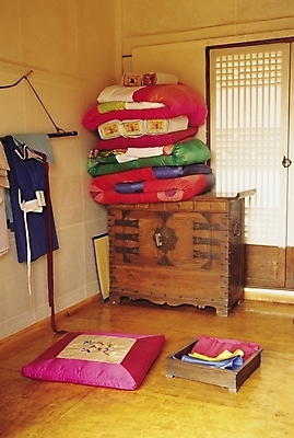 포토 JPG 한국문화 한국전통 전통 전통문화 문화 가구 고건축 베개 침구 실내 방석 사람없음 내부 문 이불 방 장롱 옷걸이 전통의상 한복 담요 서랍장 방문 고가구 치마저고리 전통방 국내포토 동양문화 건축물 생활용품 한국 파일형식