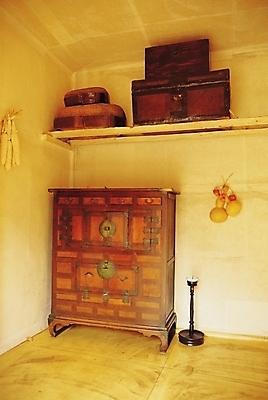 포토 JPG 식물 한국문화 한국전통 전통 전통문화 문화 음식 벽 가구 고건축 초 선반 실내 옥수수 사람없음 내부 상자 방 서랍장 촛대 고가구 전통방 조롱박 국내포토 동양문화 건축물 생활용품 곡류 한국 파일형식