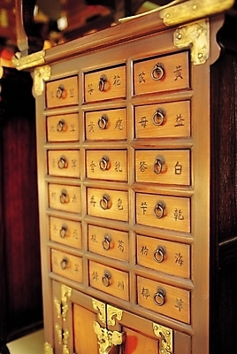 포토 JPG 문자 한국문화 한국전통 전통 전통문화 문화 가구 의학 전통소품 사람없음 아웃포커스 한자 한의학 약재 한약재 고리 한약 오브젝트 서랍장 고가구 경첩 한약장 국내포토 동양문화 생활용품 한국 촬영기법 약 파일형식