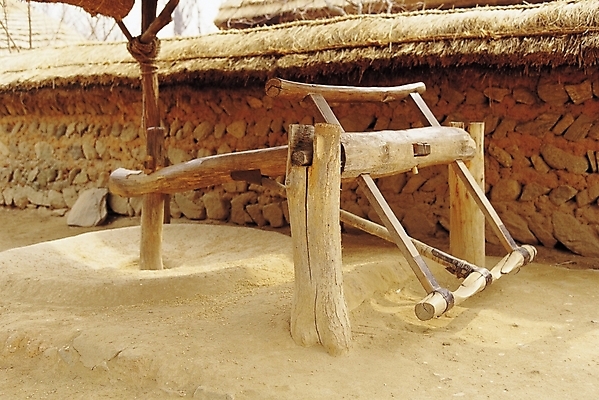 포토 JPG 주간 나무 한국문화 한국전통 전통 산업 전통문화 문화 벽 농업 돌담 풍경 사람없음 야외 목재 담장 도구 농촌 시골 기둥 빈티지 농기구 방아 디딜방아 양다리방아 국내포토 자연요소 식물 동양문화 건축 컨셉 재료 한국 돌_바위 파일형식