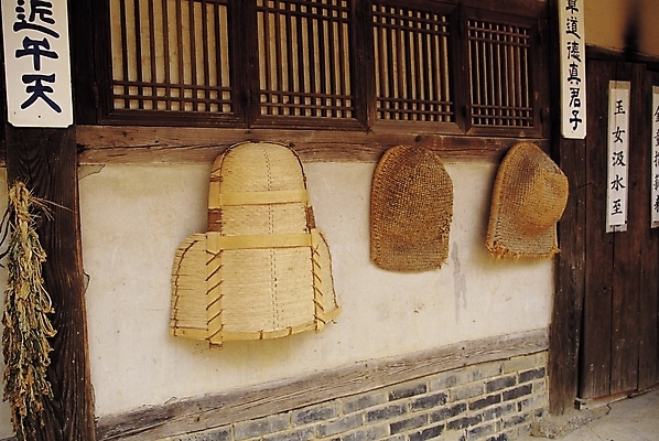 포토 JPG 주간 문자 한국문화 한국전통 전통 산업 전통문화 문화 벽 고건축 농업 창문 열쇠 풍경 사람없음 야외 문 한자 시골 농기구 키_도구 대문 문살 민속 세시풍속 글귀 삼태기 주련 국내포토 자연요소 동양문화 건축물 한국 도구 표어 파일형식